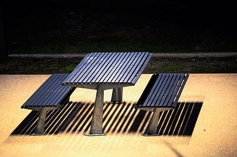mesa, noche, oscuro, parque, sillas, ligero, oscuridad, panel solar, ambiente, electricidad, generación de combustible y energía, estación de energía solar, tecnología, energía, conservación del medio ambiente, reciclaje, panel, Dom, poder, luz del sol, naturaleza, nadie, sombra, vista de alto ángulo, energía solar, energía alternativa, día, banco, material de madera, energía renovable, modelo, al aire libre, asiento, techo, ausencia, 4K, CC0, dominio público, libre de derechos