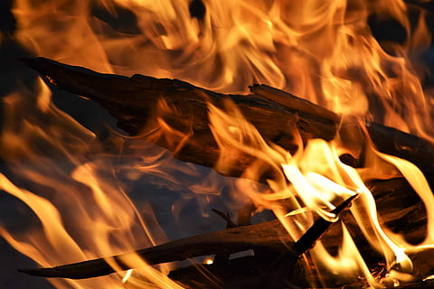 detailní, fotografie, hořící, větev, planoucí, dřevo, digitální, tapeta na zeď, oheň, plamen, oranžový, protokoly, fuego, ember, horký, nebezpečí, divoký, divoký oheň, lesní požár, táborák, spalování, požár - přírodní jev, teplota - teplota, dřevo - materiál, palivové dříví, log, pohyb, Příroda, oranžová barva, detail, řeřavý, nikdo, noc, dlouhé expozice, kempování, rozmazaný pohyb, 5K, CC0, veřejná doména, bez autorských práv