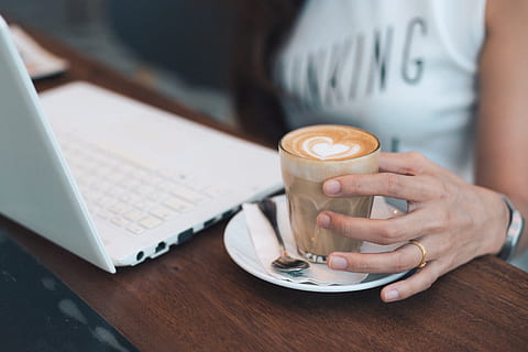 persona, celebració, tassa de vidre, frappe, al costat, blanc, ordinador portàtil, cafè, oficina, treballar, taula, gent, dona, anell, portàtil, placa, cullera, art, disseny, una persona, adult, mà humana, cafè - beguda, ordinador, tecnologia, tecnologia sense fils, part del cos humà, tassa de cafè, comunicació, menjar i beguda, tassa, mà, beure, secció mitjana, negocis, a l'interior, 4K, CC0, domini públic, lliure de regalies