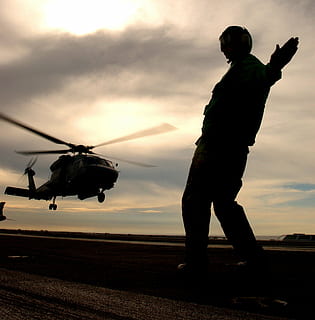 Himmel, Wolken, Schiff, Marine, Militär-, Hubschrauber, Seemann, Deck, Sonnenaufgang, draußen, Handzeichen, H-60 Seahawk, ausziehen, starten, abheben, losfahren, Luftfahrzeug, wolke - himmel, Transport, Silhouette, Sonnenuntergang, Transportmittel, in voller Länge, eine Person, Natur, Stehen, fliegend, in der Luft, bewaffnete Kräfte, Männer, Rückansicht, Regierung, Uniform, 1080P, CC0, gemeinfrei, lizenzfrei