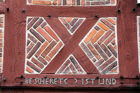 Gebäude, Zuhause, Fachwerk, Muster, Mauerwerk, Haus Inschrift, Inschrift, Schriftart, rot, braun, die Architektur, Holz - Material, alt, Text, Kommunikation, westliche Schrift, gebaute Struktur, Tag, Backstein, Ziegelwand, keine Leute, Gebäudehülle, Wand, Zeichen, draußen, Nahansicht, Vollbild, Flachwinkelansicht, Dachziegel, 5K, CC0, gemeinfrei, lizenzfrei
