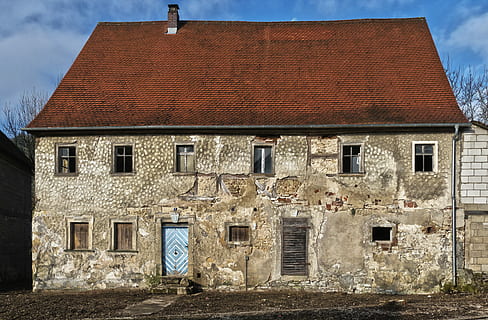 szary, beton, dom, brązowy, dach, stary młyn, budynek, okno, drzwi, przybity, Ściana, fasada, wyblakły, brudny, zerwać, opuszczać, spływać, opuszczony, przemijający, schorowany, krótkotrwałość, architektura, na zewnątrz budynku, zbudowana struktura, stary, dzielnica mieszkaniowa, żadnych ludzi, historia, Natura, przeszłość, niebo, na dworze, Miasto, chmura - niebo, dzień, wejście, dachówka, 4K, CC0, domena publiczna, darmowe zdjęcia