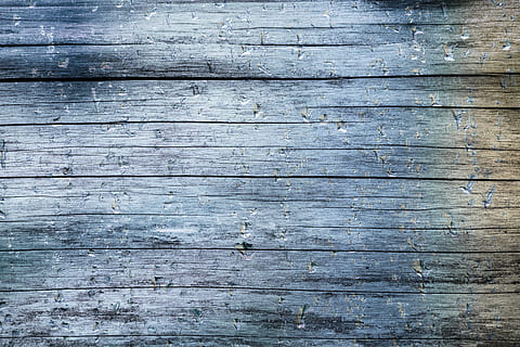 graue Holzplanke, Holz, Textur, Struktur, Hintergrund, nass, Bretter, Wandtafeln, Holzwand, Holz - Material, Hintergründe, Brett, alt, Material, Rau, texturiert, Muster, verwittert, Bodenbelag, Vollbild, keine Leute, Nahansicht, Tag, Wiederholung, in einer Reihe, direkt darüber, Holzmaserung, draußen, gebaute Struktur, 4K, CC0, gemeinfrei, lizenzfrei