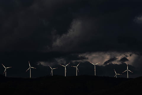 osm, bílý, větrné turbíny, větrné mlýny, Černá, hory, šedá, zataženo, nebe, noc, temný, mrak, turbína, obnovitelná energie, větrná turbína, alternativní energie, životní prostředí, paliva a energie, síla větru, ochrany životního prostředí, Příroda, mrak - nebe, vítr, moci, technologie, udržitelných zdrojů, elektřina, krajina, zdroj napájení, nikdo, zlověstný, 5K, CC0, veřejná doména, bez autorských práv