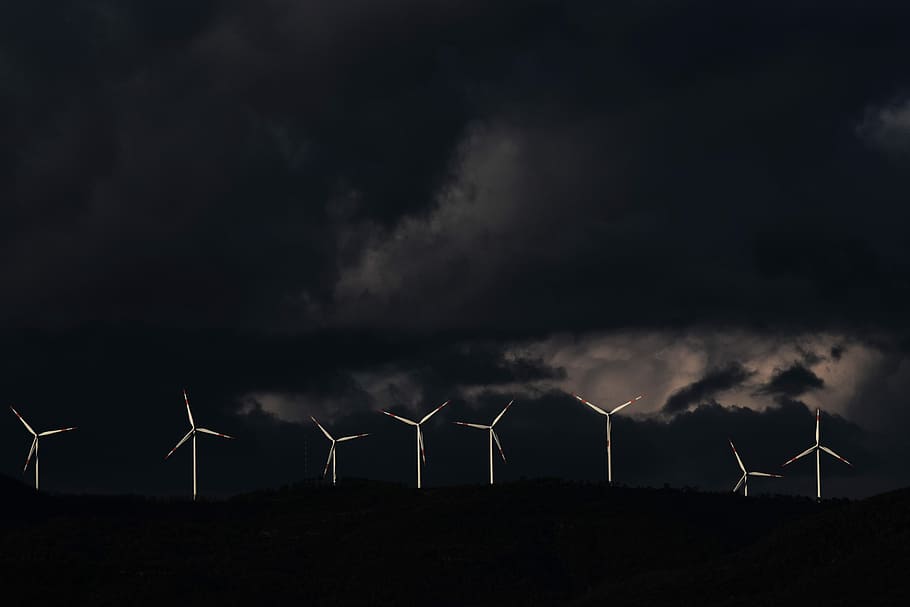 osm, bílý, větrné turbíny, větrné mlýny, Černá, hory, šedá, zataženo, nebe, noc, temný, mrak, turbína, obnovitelná energie, větrná turbína, alternativní energie, životní prostředí, paliva a energie, síla větru, ochrany životního prostředí, Příroda, mrak - nebe, vítr, moci, technologie, udržitelných zdrojů, elektřina, krajina, zdroj napájení, nikdo, zlověstný, 5K