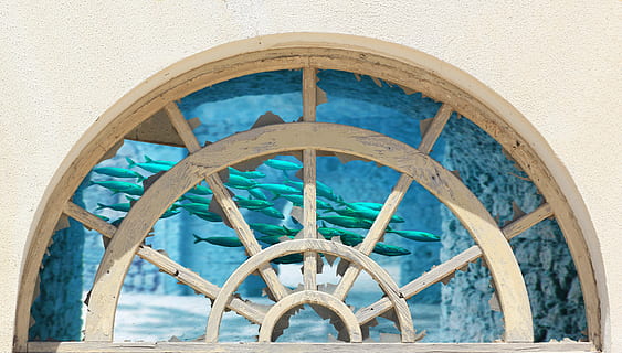 Fenster, Rundbogen, alt, Fassade, Bogen, rätoromanisch, Holz, Sämlinge, Aquarium, Fisch, Wasser, Fantasie, Gewölbe, Bögen, Torbogen, keine Leute, Holz - Material, Blau, die Architektur, gebaute Struktur, Tag, Wandbau - Funktion, Flachwinkelansicht, Geometrische Figur, gestalten, draußen, Nahansicht, Kreis, Muster, Gebäudehülle, Kunst und Handwerk, Natur, Rad, türkisfarben, 4K, CC0, gemeinfrei, lizenzfrei