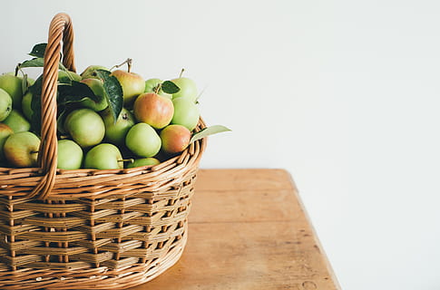 verde, frutta, cestino, Marrone, cesto di vimini, pieno, mele, di legno, scrivania, verde rotondo, tavolo di legno, cibo, freschezza, verdura, biologico, legno - materiale, di vimini, mangiare sano, natura, colore verde, cibo e bevande, contenitore, benessere, copia spazio, mela - frutto, Pera, nessuno, tavolo, natura morta, in casa, maturo, 4K, CC0, dominio pubblico, privo di copyright