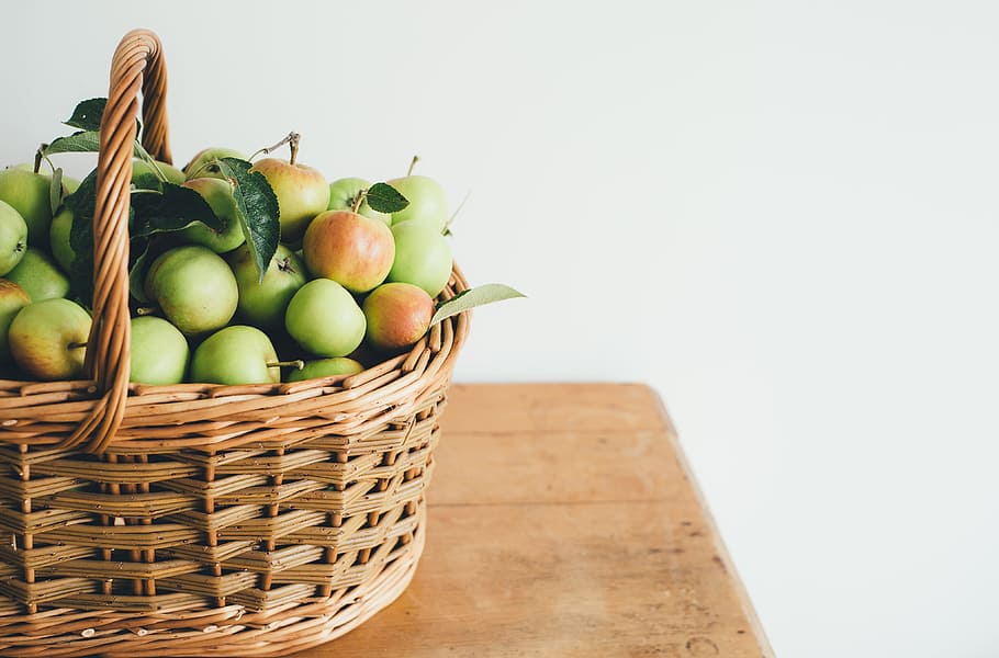 verde, frutta, cestino, Marrone, cesto di vimini, pieno, mele, di legno, scrivania, verde rotondo, tavolo di legno, cibo, freschezza, verdura, biologico, legno - materiale, di vimini, mangiare sano, natura, colore verde, cibo e bevande, contenitore, benessere, copia spazio, mela - frutto, Pera, nessuno, tavolo, natura morta, in casa, maturo, 4K