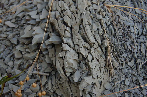 pedra, macro, crack, trencat, abundància, cap gent, marc complet, gran grup d'objectes, fons, dia, naturalesa, patró, textura, a l'aire lliure, Munt, primer pla, vista d’angle alt, pila, natura morta, sec, material de fusta, sòlid, centrar-se en primer pla, aspre, fulles, 4K, CC0, domini públic, lliure de regalies