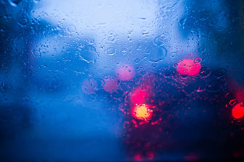 photographie de bokeh, feux arrière de véhicule, pluie, il pleut, pare-brise, voiture, trafic, conduite, conduire, humide, Météo, condensation, gouttes de pluie, laissez tomber, eau, la fenêtre, arrière-plans, la nature, verre - matériel, fermer, plein cadre, personne, à l'intérieur, transparent, bleu, goutte de pluie, rouge, mise au point sélective, Saison des pluies, 4K, CC0, domaine public, libre de droits