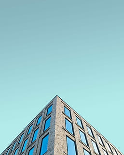 bajo, fotografía de ángulo, marrón, Estructura de construcción, edificio de concreto gris, arquitectura, cielo, edificio, ventana, ciudad, estructura construida, exterior del edificio, vista de ángulo bajo, copia espacio, cielo limpio, azul, naturaleza, nadie, día, material de vidrio, oficina, moderno, edificio de oficinas exterior, al aire libre, altura maxima, 5K, CC0, dominio público, libre de derechos