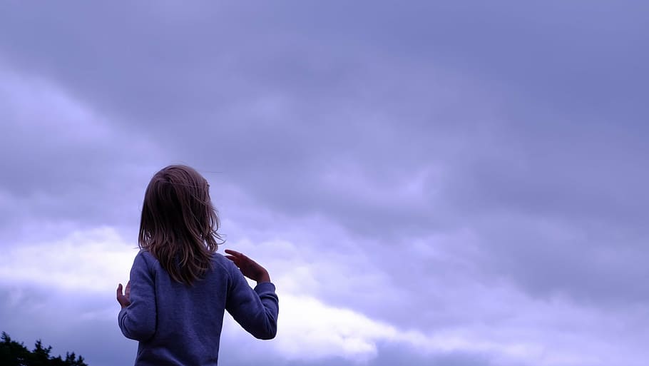Mädchen mit Blick auf Himmel, Person, grau, Hemd, beginnend, wolkig, Himmel, Blau, Wolke, Kind, Menschen, allein, Mädchen, eine Person, wolke - himmel, nur eine frau, nur Frauen, lange Haare, Erwachsene, nur für Erwachsene, Nur eine junge Frau, draußen, Rückansicht, Frau, Haar, Taille hoch, Kindheit, Stehen, Natur, Frisur, Frauen, Legere Kleidung, Nachwuchs, lila, 1080P