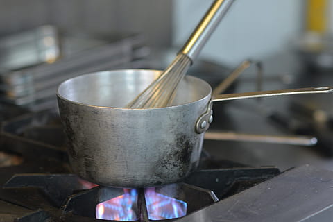 grigio, inossidabile, pentola in acciaio, cucinando, cucina, capocuoco, professione, Hotel, piatto, preparazione, in casa, stufa, nessuno, bruciatore - piano cottura, calore - temperatura, stanza domestica, utensile da cucina, attrezzature domestiche, ardente, fuoco, cibo e bevande, recipiente di cottura, fuoco - fenomeno naturale, apparecchio, fiamma, cucina domestica, cibo, concentrarsi sulle conoscenze acquisite, casseruola, 4K, CC0, dominio pubblico, privo di copyright