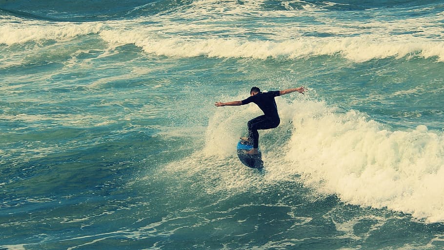 home surfant, gran, cos, aigua, navega, surf, platja, onada, durban, mar, una persona, moviment, esport, activitat d'oci, persones reals, estils de vida, esport aquàtic, naturalesa, davant del mar, homes, dia, longitud completa, braç humà, membre, a l'aire lliure, braços aixecats, 1080P