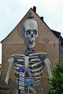 szkielet, ramka, kość, szkielet, rama, czaszka i Piszczele, hauswand, graffiti, sztuka, malowanie ścian, fasada, architektura, Dom, budynek, fasada domu, Kolonia, zbudowana struktura, straszny, przerażenie, na zewnątrz budynku, niski kąt widzenia, niebo, sztuki i rzemiosła, kreatywność, reprezentacja, ludzka reprezentacja, żadnych ludzi, dzień, Natura, szkielet człowieka, chmura - niebo, na dworze, rzemiosło, 4K, CC0, domena publiczna, darmowe zdjęcia