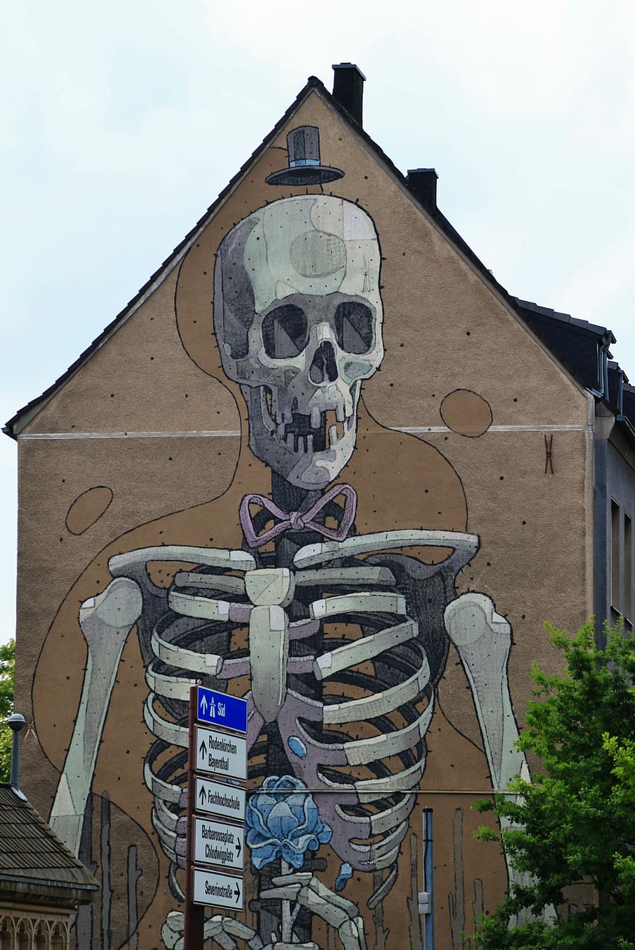 skelet, ramme, knogle, skelet, ramme, kraniet og knoglerne, hauswand, graffiti, kunst, vægmaleri, facade, arkitektur, hjem, bygning, hus facade, cologne, bygget struktur, uhyggelig, rædsel, bygning udvendig, lav vinkel visning, himmel, Kunst og håndværk, kreativitet, repræsentation, menneskelig repræsentation, ingen mennesker, dag, natur, menneskeligt skelet, sky - himmel, udendørs, håndværk, 4K