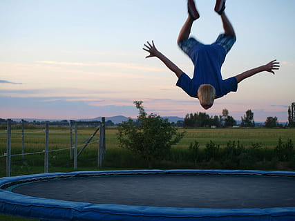 terra, trampolino, trucco, ragazzo, Salto, rimbalzo, Flip, saltare, volante, mezz'aria, sport, all'aperto, movimento, una persona, cielo, persone reali, natura, tramonto, divertimento, attività di svago, pianta, uomini, albero, stili di vita, braccio umano, lunghezza intera, godimento, braccia alzate, acqua, eccitazione, piscina, 1080P, CC0, dominio pubblico, privo di copyright