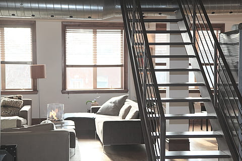 le scale, casa, soffitta, decorazione, confortevole, condominio, divano, piatto, mobilia, interno, stile di vita, soggiorno, spazio vitale, moderno, nessuno, in casa, sedia, posto a sedere, tavolo, finestra, giorno, architettura, assenza, luce del sole, natura, vuoto, attrezzature domestiche, attività commerciale, ufficio, stanza domestica, 5K, CC0, dominio pubblico, privo di copyright