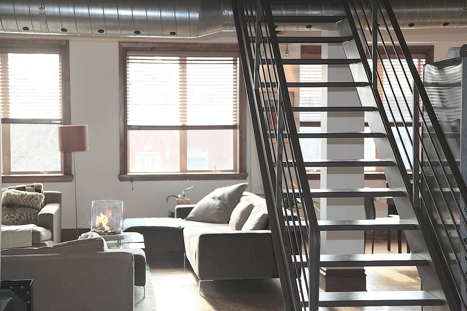 escales, casa, loft, decoració, còmode, condomini, sofà, pis, mobles, interior, estil de vida, sala d'estar, espai per viure, modern, ningú, a l'interior, cadira, seient, taula, finestra, dia, cap gent, arquitectura, absència, llum solar, naturalesa, buit, equipament per a la llar, negocis, oficina, habitació domèstica, 5K