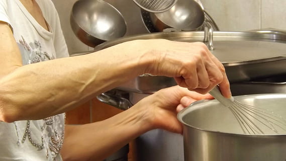 Koch, Küche, Hände, Töpfe, Haushaltsküche, menschliches Körperteil, Wohnraum, menschliche Hand, Waschen, Küchenutensilien, Hand, Haushaltsausstattung, Pfanne, drinnen, Zuhause, Menschen, Kelle, Das Leben zu Hause, halten, Vorbereitung, Metall, Reinigung, Lebensstile, Erwachsene, Hausarbeit, Topf, stehlen, 2K, CC0, gemeinfrei, lizenzfrei