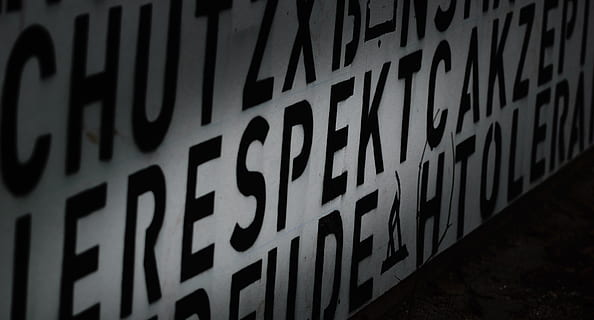 respect, font, Test, comunicare, nici o persoana, text, arhitectură, montare pe perete, semn, în interior, construită, selectiv, western script, a închide, să se concentreze asupra primelor elemente, model, consecutiv, culoare neagră, culoare alba, roșu, clădire, cadru complet, mesaj, 5K, CC0, domeniu public, fără drepturi de autor