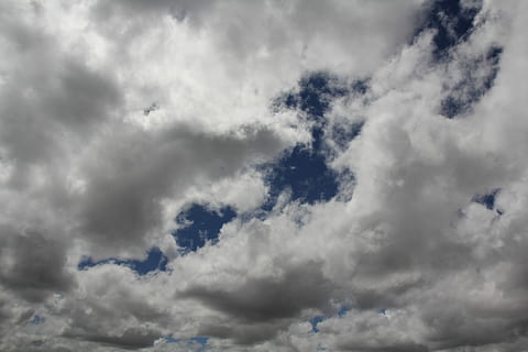 het formulier, wolken, hemel, zomerwolken, wolken vorm, blauw, wolk - lucht, natuur, weer, cloudscape, achtergronden, storm, bewolking, wind, dramatische hemel, milieu, humeurige lucht, schoonheid in de natuur, scenics - natuur, geen mensen, stormwolk, atmosfeer, onweersbui, buitenshuis, regen, meteorologie, onheilspellend, donker, 5K, CC0, publiek domein, royaltyvrij