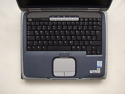 vecchio computer, il computer portatile, computer, CV, pulsanti, tastiera, portatile, tecnologia, comunicazione, tecnologia wireless, connessione, tastiera del computer, dispositivo di informazione portatile, attrezzatura informatica, nessuno, in casa, tavolo, vista dall'alto, direttamente sopra, lettera, alfabeto, avvicinamento, attività commerciale, tasto del computer, materiale elettrico, 1080P, CC0, dominio pubblico, privo di copyright