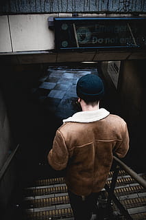 beanie, tilbage, fyr, mand, mennesker, trappe, etage, ternet, læder, jakke, Brun, stål, bagfra, en person, rigtige mennesker, arkitektur, herrer, bygget struktur, livsstil, stående, hat, tøj, taljen op, tre kvart længde, murbygningsfunktion, fritidsaktivitet, kasket, dag, bygning udvendig, afslappet tøj, varme tøj, 5K, CC0, offentligt domæne, royaltyfrie