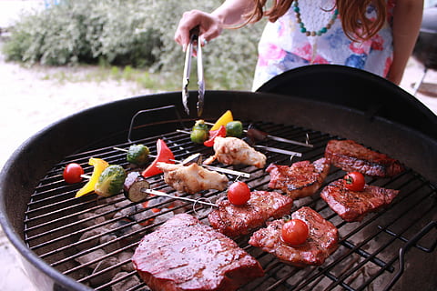bilde, grillet, svinekjøtt, vannkoker grill, matlaging, mat, grill, kjøtt, brann - naturlig fenomen, varme - temperatur, utendørs, flamme, måltid, storfekjøtt, sommer, biff, middag, kull, gourmet, pølse, nærbilde, mat og Drikke, forberedelse, friskhet, grønnsak, dag, menneskelig kroppsdel, kjøkkenredskap, mennesker, holding, rødt kjøtt, menneskelig hånd, fokusere på forgrunnen, lage mat, hånd, 1080P, CC0, offentlig domene, opphavsrett gratis