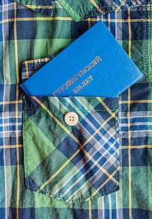 carta blu, studente id, studia, alunno, documento, Università, formazione scolastica, tasca, gabbia, camicia, tessile, blu, sfondi, capi di abbigliamento, testo, nessuno, in casa, avvicinamento, sceneggiatura occidentale, natura morta, comunicazione, direttamente sopra, tovaglia, giorno, letto, vista dall'alto, modello, motivo controllato, denim, fotogramma intero, 2K, CC0, dominio pubblico, privo di copyright