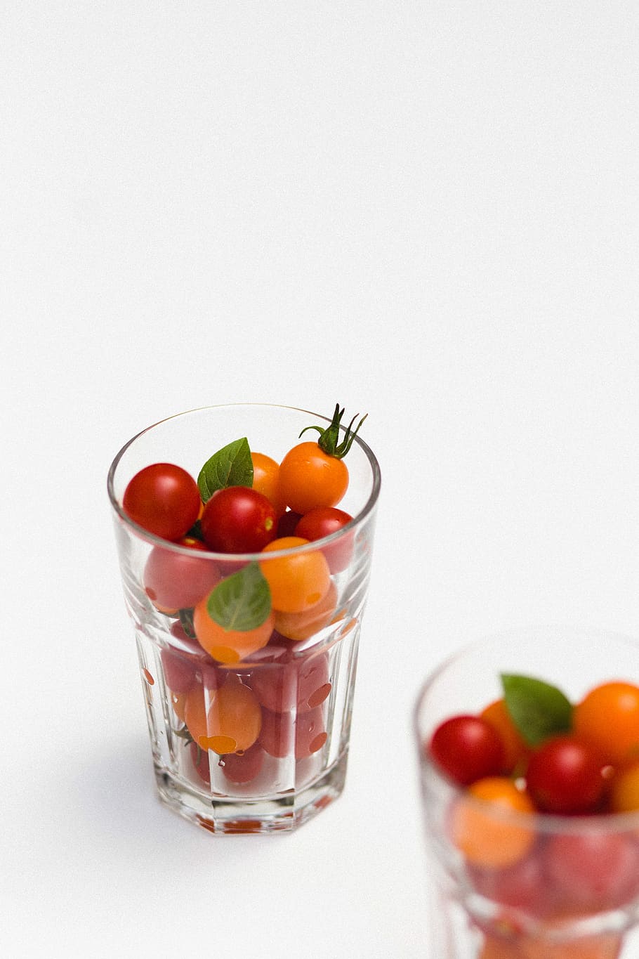 rot, Orange, Früchte, klar, Steinglas, klares Trinkglas, Kirschtomate, Tomate, Obst, Gemüse, Lebensmittel, runden, Essen und Trinken, Frische, weißer Hintergrund, gesundes Essen, kopieren sie platz, drinnen, Studioaufnahme, Glas, Stillleben, transparent, Glas - Material, Wohlbefinden, Trinkglas, Haushaltsausstattung, keine Leute, Nahansicht, Kirsche, Versuchung, reif, 2K