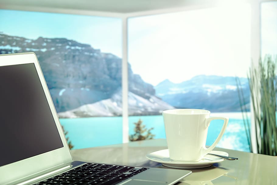 fotografering, bærbar computer, ved siden af, krus, top, bord, bærbar, æble, macbook, computer, browser, forskning, forretning, rejse, ferie, arbejde, kaffe, hav, trådløs teknologi, teknologi, kop, mad og drikke, kaffekop, meddelelse, drikke, vindue, forbindelse, kaffe - drikke, forfriskning, indendørs, fokus på forgrunden, dag, bjerg, ingen mennesker, porcelæn, 5K