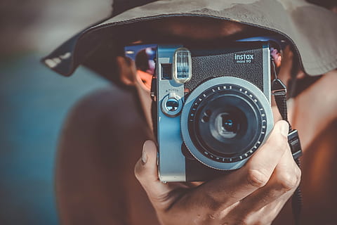 persona, Marrone, cappello secchio, utilizzando, nero, grigio, fujifilm instax camera, uomo, detenzione, fotocamera instax, telecamera, macchina fotografica - attrezzatura fotografica, temi fotografici, fotografo, vecchio stile, Hobby, in stile retrò, Fotografare, persone, una persona, adulto, attrezzatura, etnia caucasica, solo adulti, fotografia, giovane adulto, vecchio, Solo uomini, tecnologia, attività, uomini, occupazione, persone reali, attività di svago, attrezzatura fotografica, stili di vita, ritratto, cappello, due persone, giovani uomini, Camera digitale, 5K, CC0, dominio pubblico, privo di copyright