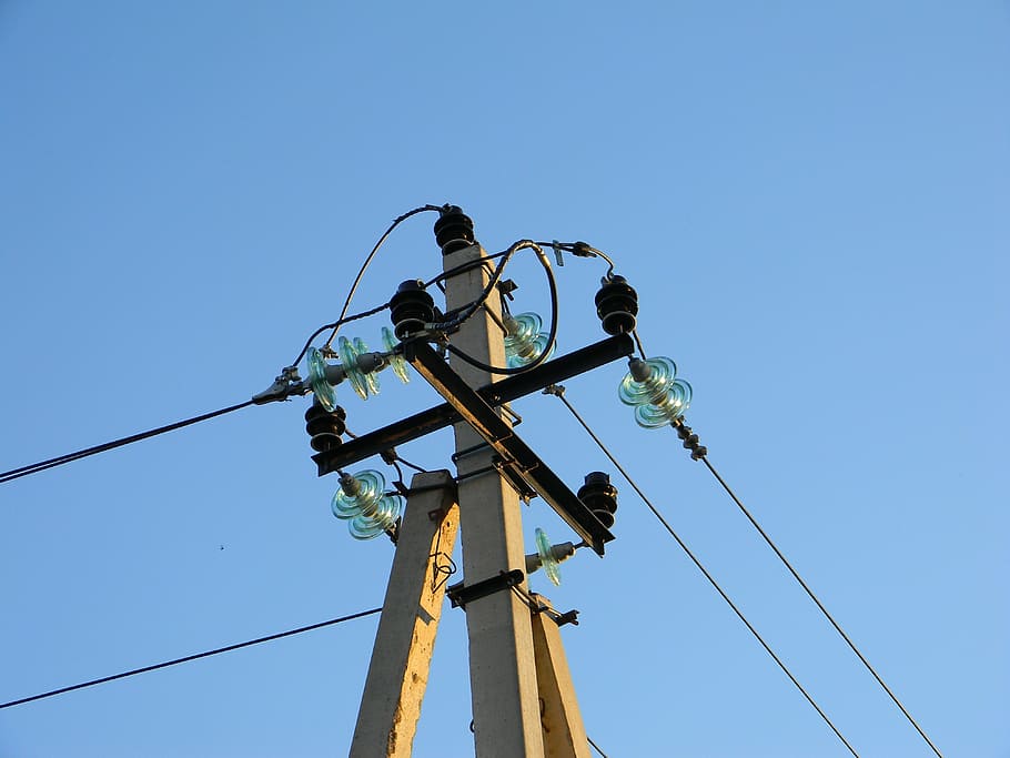 electricitat, cable, publicació, enginyeria, aïlladors, corrent, línia elèctrica, tecnologia, equipament, vista d’angle baix, cel, blau, Font d'alimentació, generació de combustible i energia, cel clar, naturalesa, connexió, treball, dia, ocupació, piló d’electricitat, electricista, a l'aire lliure, equips d’il·luminació, metall, 4K