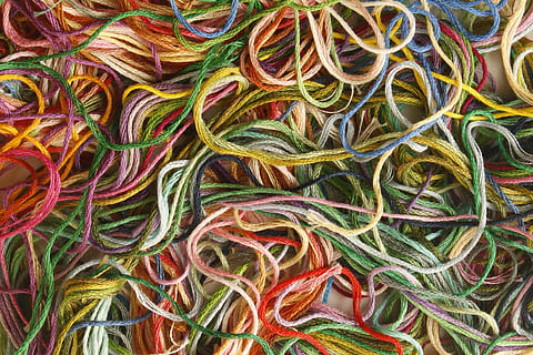 clasificado, lote de hilo de color, hilo, bordado, de coser, seda floja, vistoso, arte, fotograma completo, antecedentes, multi color, naturaleza muerta, nadie, vista de alto ángulo, de cerca, modelo, color verde, gran grupo de objetos, elección, adentro, variación, abundancia, diseño, hecho por el hombre, en venta, directamente arriba, objeto hecho por el hombre, detalle, complejidad, enredado, 2K, CC0, dominio público, libre de derechos