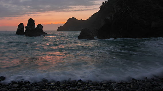 platja, núvols, alba, vespre, paisatge, oceà, còdols, rock, roques, rocós, mar, paisatge marí, vora del mar, cel, pedres, viatjar, aigua, onades, naturalesa, rock - object, línia de costa, posta de sol, escenics, sòlid, escenics - natura, bellesa a la natura, terra, tranquil·litat, núvol - cel, moviment, escena tranquil·la, formació de roca, a l'aire lliure, esport aquàtic, cap gent, litoral rocós, pila de roca, 720P, CC0, domini públic, lliure de regalies