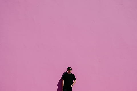 adam, siyah, gömlek, pembe, arka fon, adam fotoğrafçılık, fotoğrafçılık, erkekler, yetişkin, bir kişi, renkli görüntü, insanlar, açık havada, pembe renk, kopya alanı, pembe bir arka plan, sadece bir erkek, sadece yetişkinler, yaşam, ayakta, genç yetişkin, boş zaman etkinliği, gerçek insanlar, mor, duvar inşa özelliği, genç adam, portre, önden görünüş, stüdyo çekimi, renkli arka plan, günlük kıyafet, belden yukarı, 5K