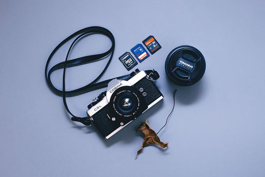 negre, gris, càmera dslr, càmera, lent de la càmera, dispositiu, fulla seca, electrònica, full, lent, tapa de lent, tapa de la lent, targetes de memòria, micro sd, tecnologia, tir de l'estudi, cap gent, passat de moda, primer pla, industria del cinema, càmera - equip fotogràfic, temes de fotografia, nostàlgia, equip fotogràfic, lent - instrument òptic, estil retro, a l'interior, cultura i entreteniment artístic, vista d’angle alt, natura morta, bobina de pel·lícula, pel·lícula de càmera, antiguitat, color negre, el passat, càmera digital, càmera slr, càmera de vídeo domèstica, 5K