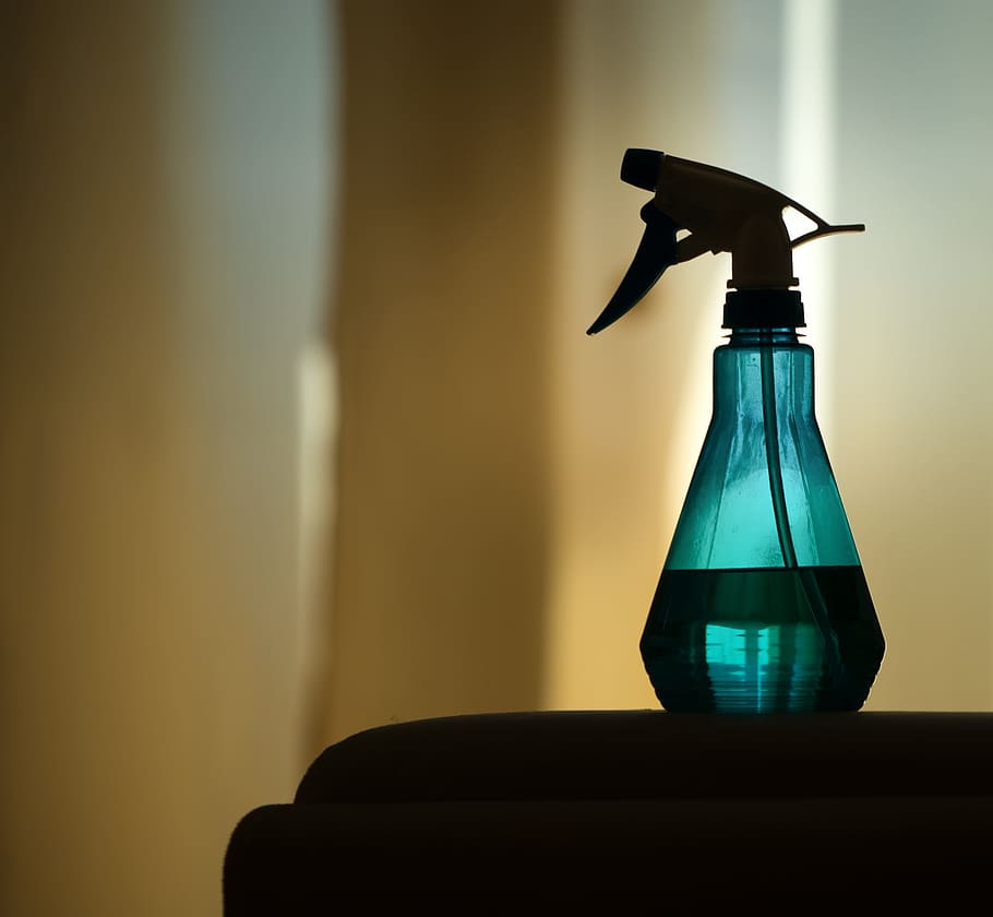 verde, sticla cu pulverizator, masa, pulverizator, apă, curat, perdea, sufragerie, puterea de curățare, face curat, injecta, lumina din spate, atomizare, ușoară, în interior, nici o persoana, a închide, zi, să se concentreze asupra primelor elemente, natură moartă, acasă interior, echipamente de iluminat, iluminat, montare pe perete, lampă electrică, camera de zi, scaun, muzică, lumina electrica, arta culturii și divertismentului, natură, absență, sticla, 2K