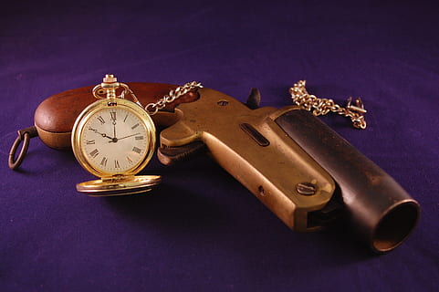kello, ase, vanha, näkymä, taskukello, sisällä, asetelma, aika, ei ihmisiä, studio ammuttu, antiikki-, lähikuva, värillinen tausta, katsella, metalli-, sosiaalisia ongelmia, tarkkuus, yksi kohde, pöytä, laki, aikaa, korkea kulma, violetti, henkilökohtainen lisävaruste, 2K, CC0, public domain, rojaltivapaa