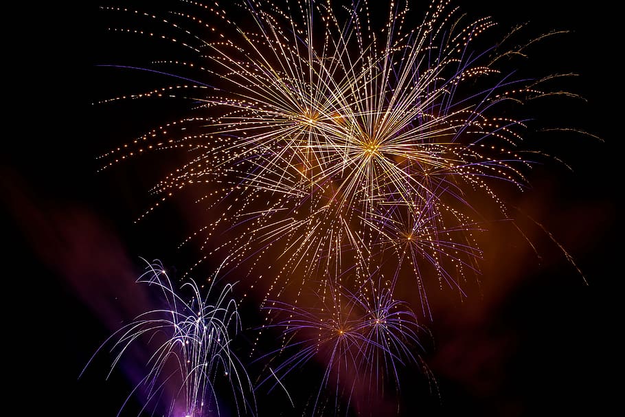 focs artificials multicolors, pirogames, pyro, coet, pop, far, art de focs artificials, explotar, d'acord amb, fosc, explosió, color, tarda, espectacle, llum, cel, focs artificials, nit, coet de focs artificials, pirotècnia, efecte de llum, llums, entreteniment, colorit, humor, cap gent, exhibició de focs artificials, fons negre, estrella - espai, espai, galàxia, primer pla, a l'aire lliure, celebració, esdeveniment, il·luminat, moviment, cultura i entreteniment artístic, vista d’angle baix, exposició llarga, brillant, focs artificials - objecte fet per l'home, naturalesa, moviment borrós, fum - estructura física, multicolor, bellesa a la natura, espurnes, cap d'any, 5K