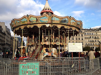 karusell, gammel, paris, bygget struktur, arkitektur, bygge eksteriør, fornøyelsespark, sky - himmel, himmel, fornøyelsespark tur, dag, kunstkultur og underholdning, gruppe med folk, bygning, natur, utendørs, åndelighet, tekst, Religion, tilfeldige mennesker, by, tro, 2K, CC0, offentlig domene, opphavsrett gratis