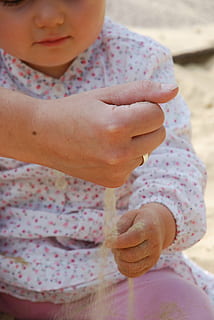 hand-, zand, ervaring, strand, zomer, kind, de hand van het kind, menselijk, zandbak, speelplaats, uit, pret, kinderjaren, echte mensen, een persoon, vrouwtjes, meisjes, onschuld, midsection, vrouw, menselijke hand, dag, detailopname, levensstijlen, baby, vrijetijdsbesteding, casual kleding, menselijk lichaamsdeel, buitenshuis, vinger, 4K, CC0, publiek domein, royaltyvrij