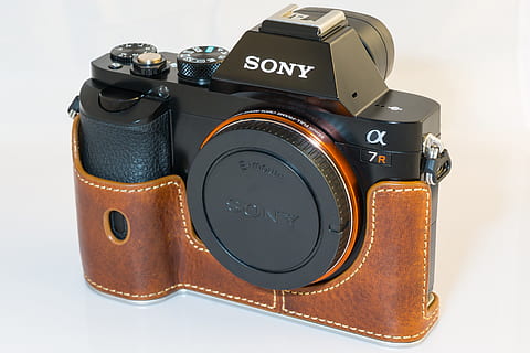 sony, a7r, telecamera, mirrorless, dslr, sony, a7r, vecchio stile, in stile retrò, macchina fotografica - attrezzatura fotografica, vecchio, antico, obsoleto, temi fotografici, tecnologia, natura morta, attrezzatura fotografica, avvicinamento, nessuno, colore nero, in casa, obiettivo - strumento ottico, attrezzatura, testo, Camera digitale, tavolo, sceneggiatura occidentale, strumento ottico, fotocamera reflex, materiale elettrico, 5K, CC0, dominio pubblico, privo di copyright