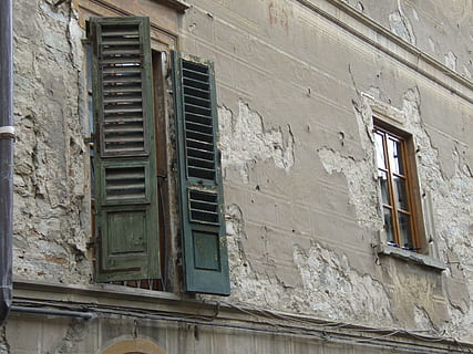 persianas, janela, parede, gesso, de madeira, quebrado, Itália, exterior, estrutura construída, arquitetura, exterior do edifício, construção, velho, ninguém, visão de baixo ângulo, dia, intemperizado, abandonado, Distrito residencial, estragado, recurso de construção de parede, atropelar, ao ar livre, quadro completo, história, deterioração, declínio, arruinado, 2K, CC0, domínio público, royalty free