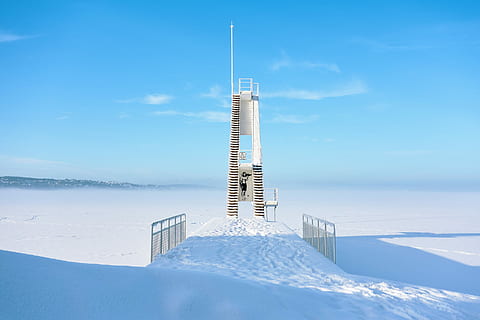 puente cubierto de nieve, beige, torre de metal, arena, torre, buceo, cielo, azul, invierno, nieve, temperatura fría, el color blanco, naturaleza, día, estructura construida, belleza en la naturaleza, arquitectura, nadie, paisajes - naturaleza, montaña, paisaje, exterior del edificio, nube - cielo, al aire libre, tierra, Montaña cubierta de nieve, pico de la montaña, 2K, CC0, dominio público, libre de derechos
