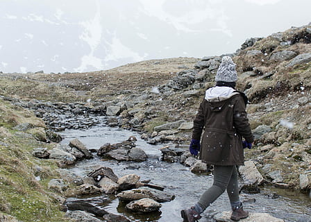 persona, caminar, paso, lago, al aire libre, naturaleza, excursionismo, montaña, hombres, gente, una persona, roca - objeto, para caminar, adulto, aventuras, paisaje, vista trasera, Sólo para adultos, longitud total, gente real, rock, invierno, actividad de ocio, estilos de vida, sólido, ropa de abrigo, día, ropa, cielo, temperatura fría, agua, 4K, CC0, dominio público, libre de derechos