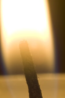 Feuer, Flamme, Docht, Hitze, heiß, Orange, Gelb, warm, Verbrennung, entzünden, Sonnenlicht, Himmel, Nahansicht, keine Leute, Natur, Sonnenuntergang, Pflanze, Sonne, Fokus auf den Vordergrund, Tag, Schönheit in der Natur, Linseneffekt, draußen, Ruhe, Fenster, selektiver Fokus, Wachstum, Sonnenstrahl, sonnig, 4K, CC0, gemeinfrei, lizenzfrei