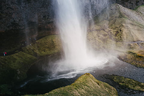 bilde, fossefall, dagtid, fosser henrivende, foss, fjell, strøm, stein, elv, eventyr, gress, sti, utforske, utendørs, vandre, gå, turist, reise, naturskjønnhet - natur, vann, skjønnhet i naturen, rock-objekt, fast, miljø, land, natur, bevegelse, lang eksponering, ingen folk, rennende vann, ikke-urbane scene, dag, reisemål, bergformasjon, kraft i naturen, strømmer, 4K, CC0, offentlig domene, opphavsrett gratis