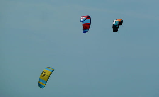fliegen, gleiten, Drachen, Kiten, Kitesurfen, Meer, Strand, der strand in kiten, Surfen, Surfer, Wasser, Wind, Abenteuer, Blau, fliegend, in der Luft, Extremsportarten, Sport, Natur, Fallschirm, Himmel, Freiheit, Tag, Transport, mehrfarbig, keine Leute, klarer Himmel, kopieren sie platz, Flachwinkelansicht, Freude, 2K, CC0, gemeinfrei, lizenzfrei